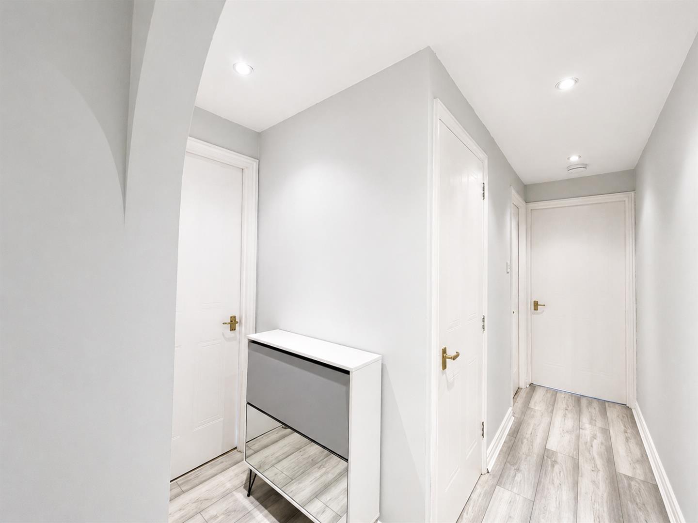 2 bed property in Dover Gardens, Carshalton